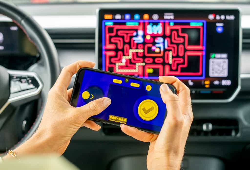 À l'aide d'une appli et de votre smartphone, profitez du temps de recharge de la batterie de votre Volkswagen pour jouer. © Volkswagen